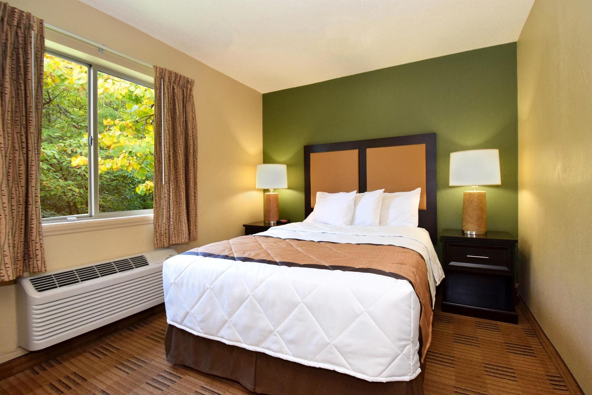 Extended Stay America Select Suites Tampa Airport Memorial Hwy West Chase Екстер'єр фото