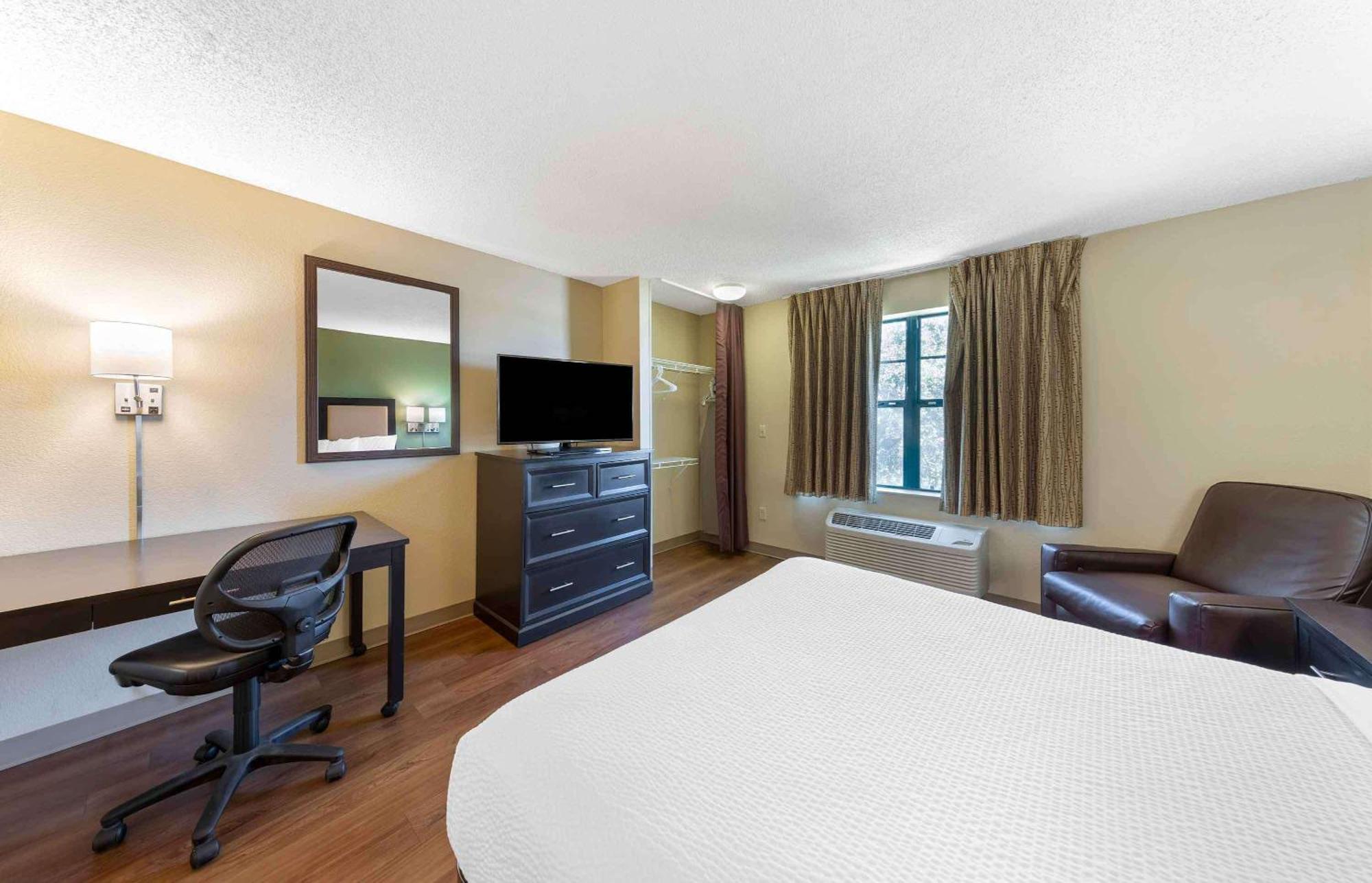 Extended Stay America Select Suites Tampa Airport Memorial Hwy West Chase Екстер'єр фото