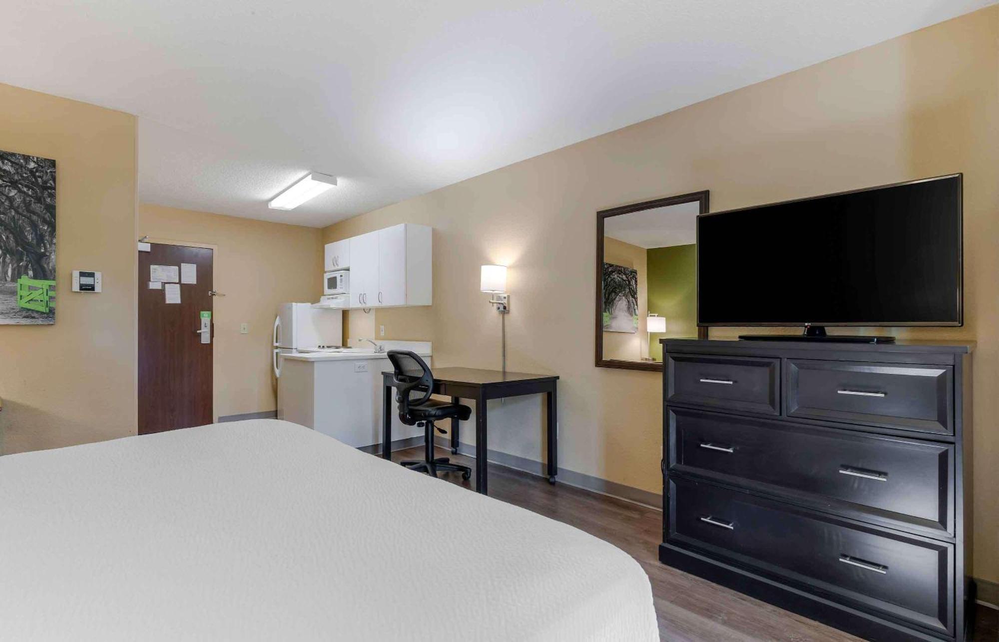 Extended Stay America Select Suites Tampa Airport Memorial Hwy West Chase Екстер'єр фото