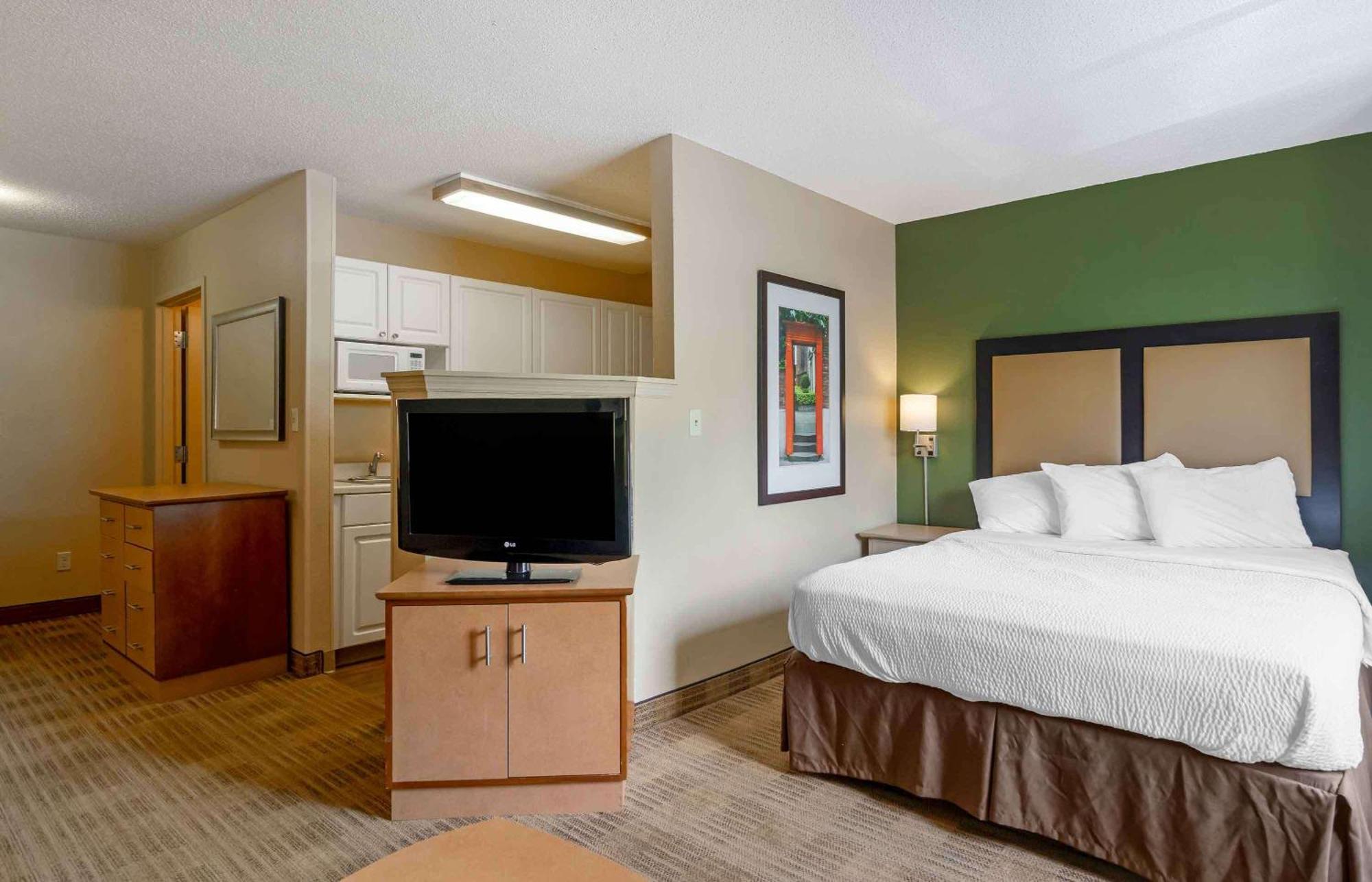 Extended Stay America Select Suites Tampa Airport Memorial Hwy West Chase Екстер'єр фото