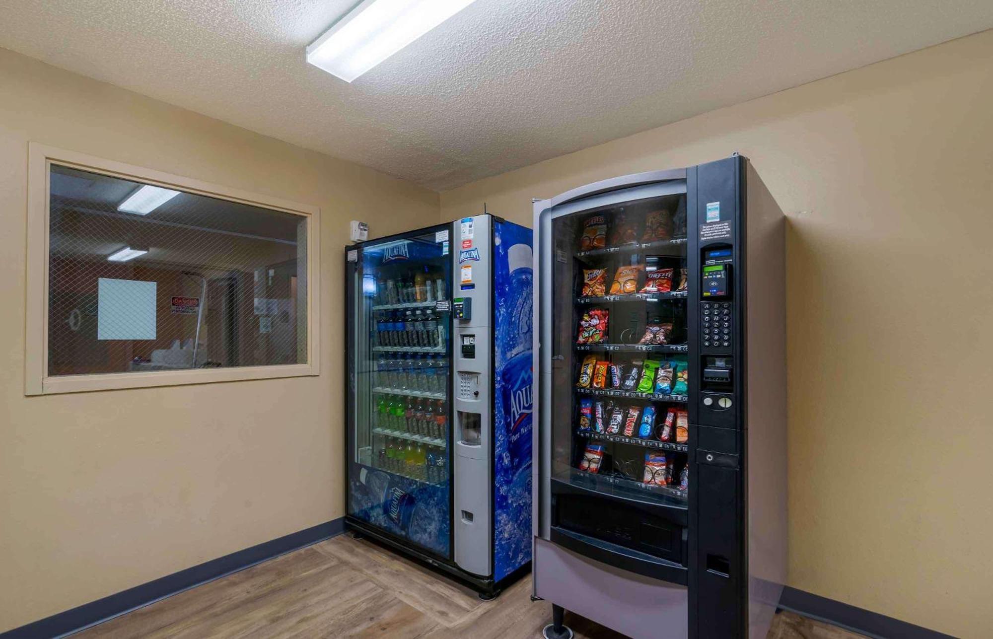 Extended Stay America Select Suites Tampa Airport Memorial Hwy West Chase Екстер'єр фото
