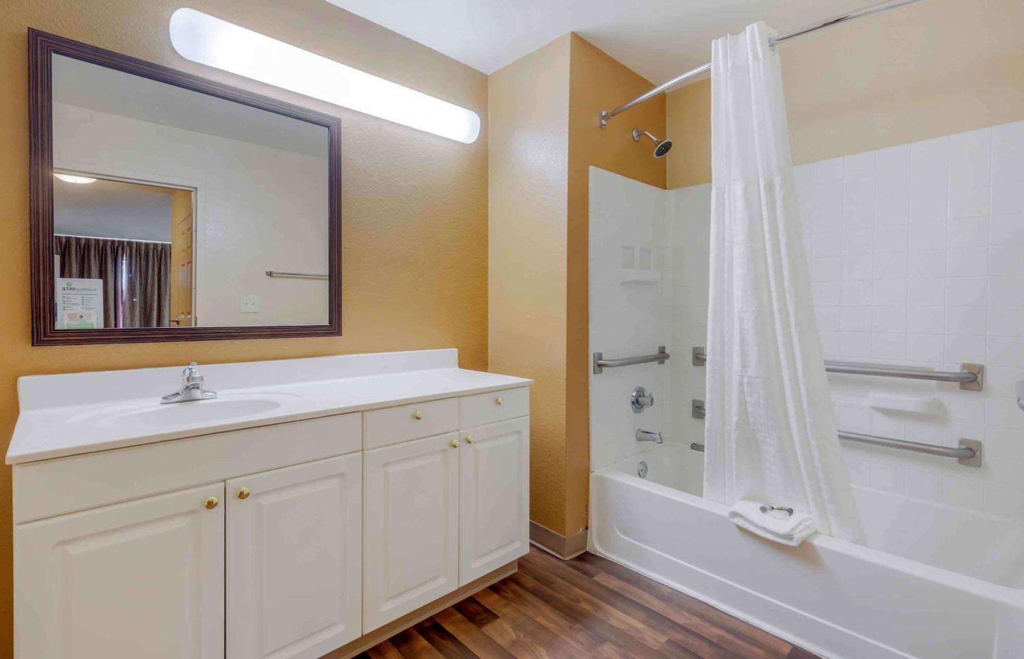 Extended Stay America Select Suites Tampa Airport Memorial Hwy West Chase Екстер'єр фото