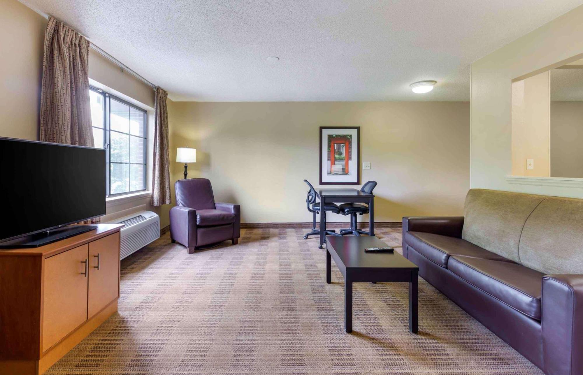 Extended Stay America Select Suites Tampa Airport Memorial Hwy West Chase Екстер'єр фото