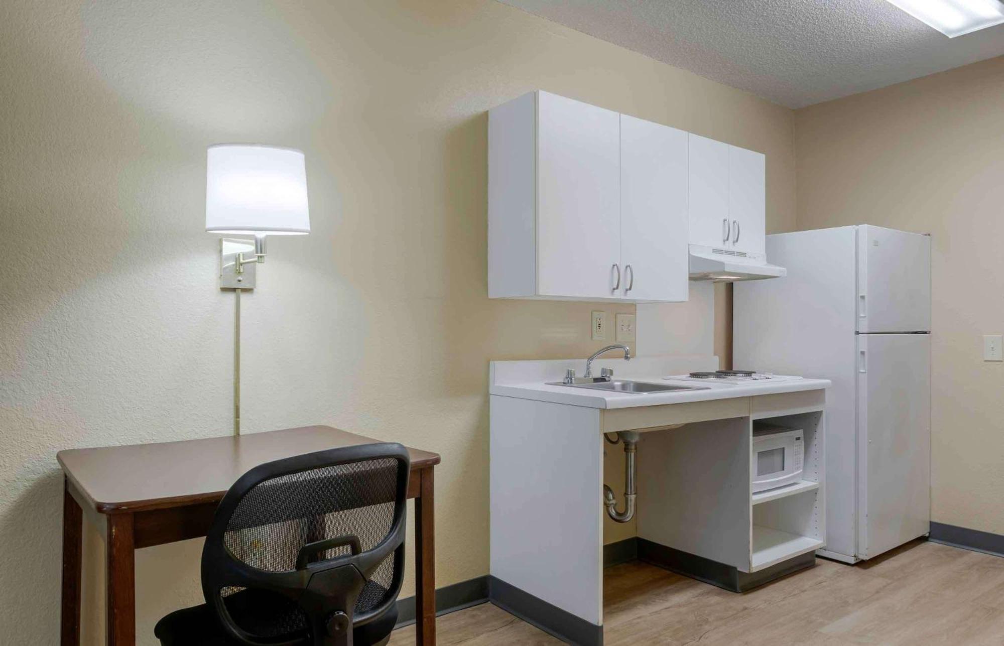 Extended Stay America Select Suites Tampa Airport Memorial Hwy West Chase Екстер'єр фото