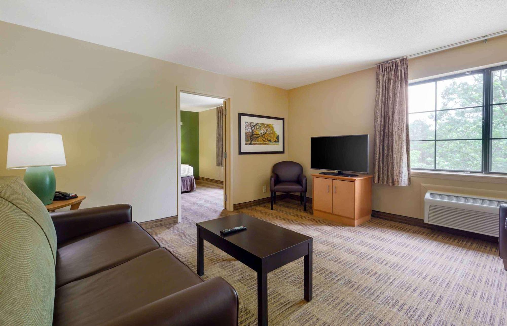 Extended Stay America Select Suites Tampa Airport Memorial Hwy West Chase Екстер'єр фото