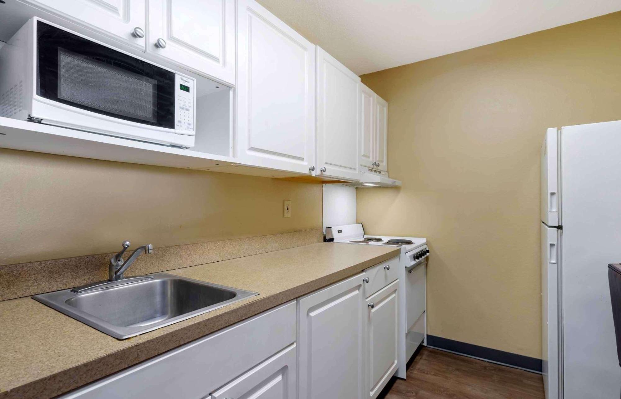 Extended Stay America Select Suites Tampa Airport Memorial Hwy West Chase Екстер'єр фото