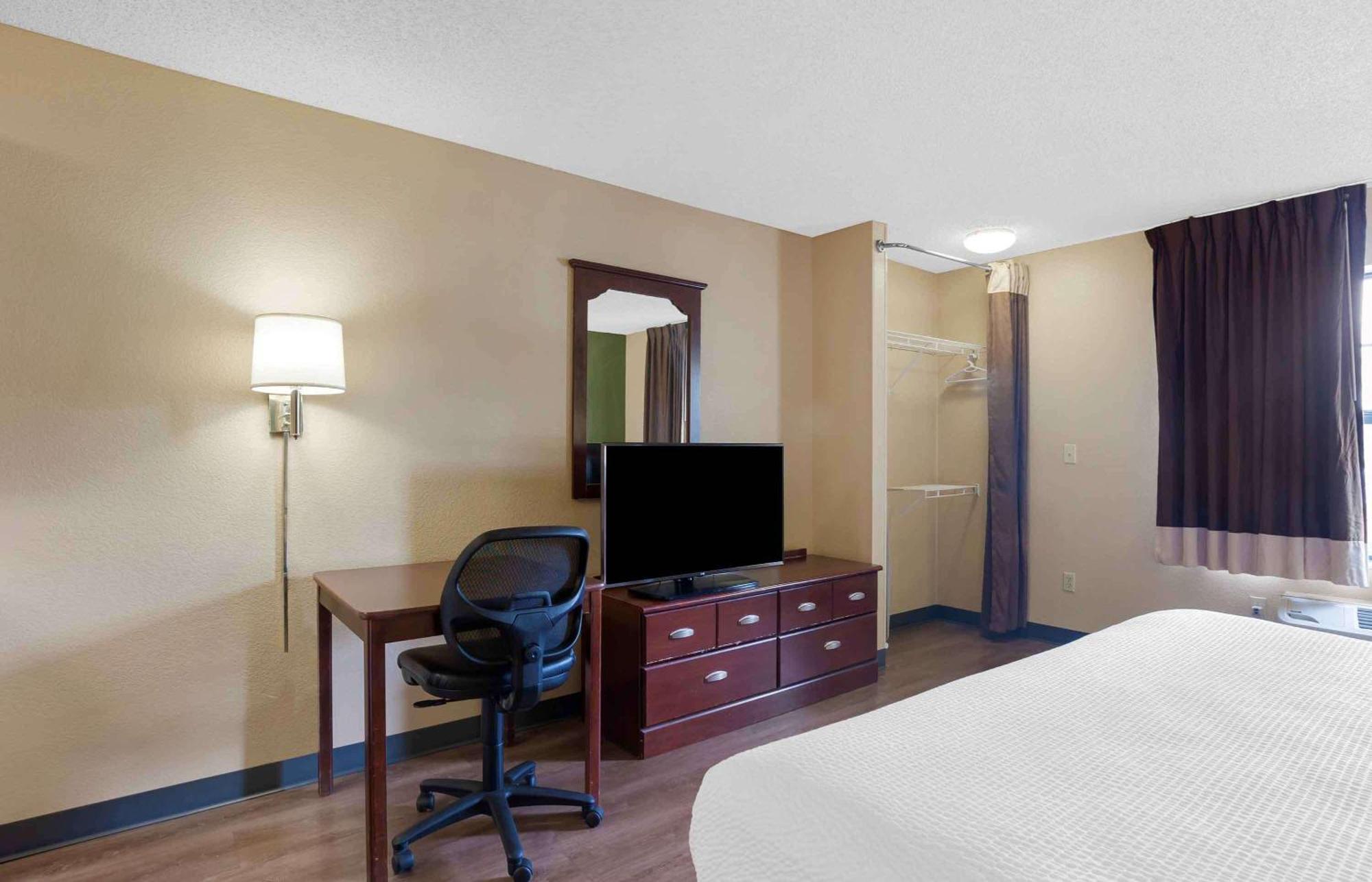 Extended Stay America Select Suites Tampa Airport Memorial Hwy West Chase Екстер'єр фото