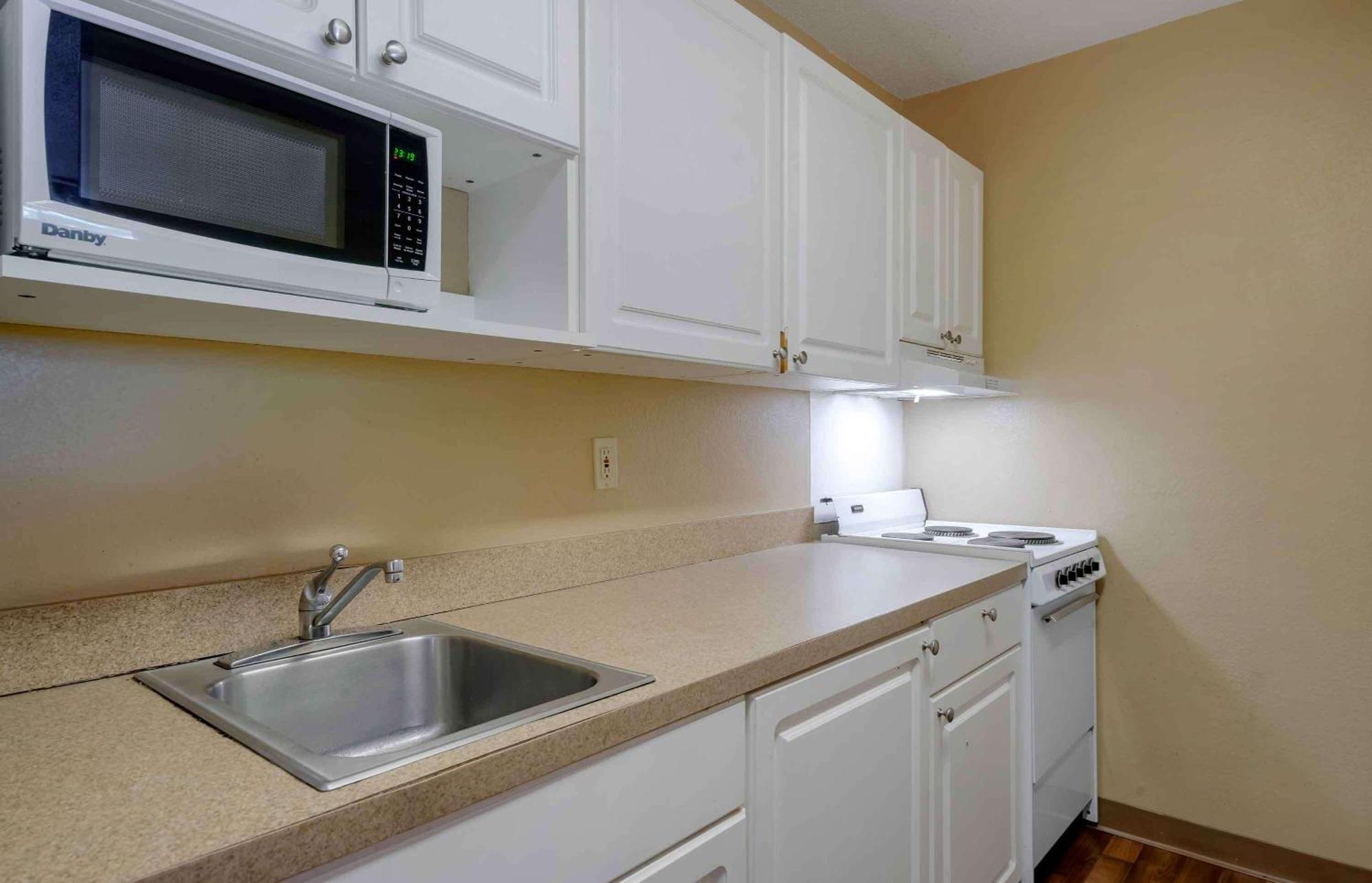 Extended Stay America Select Suites Tampa Airport Memorial Hwy West Chase Екстер'єр фото